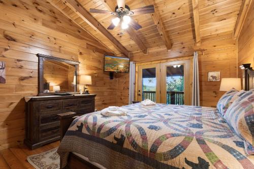 Cozy Bear Lodge 3 Bedrooms Sleeps 12 Near Downtown Private Hot Tub - image 11