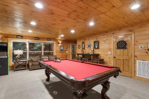 Cozy Bear Lodge 3 Bedrooms Sleeps 12 Near Downtown Private Hot Tub - image 6