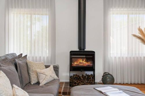 The Shack- Walk to beach, sleeping 4, fireplace, pet friendly! - Portarlington