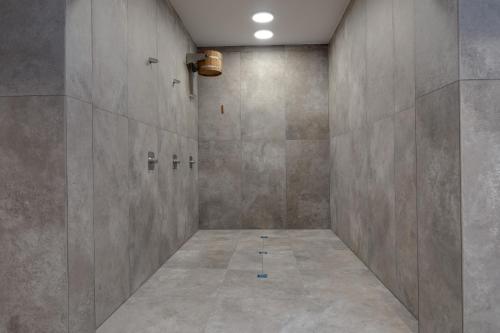One-Bedroom Apartment image 9