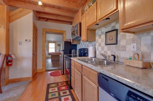 Bearly Heaven, 2 Bedrooms, Fireplace, Hot Tub, WiFi, Pool Table, Sleeps 8 in Gatlinburg, USA
