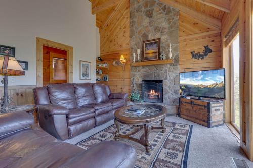 Bearly Heaven, 2 Bedrooms, Fireplace, Hot Tub, WiFi, Pool Table, Sleeps 8 in Gatlinburg, USA