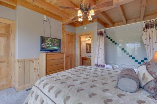 Bearly Heaven 2 Bedrooms Fireplace Hot Tub WiFi Pool Table Sleeps 8 - image 10