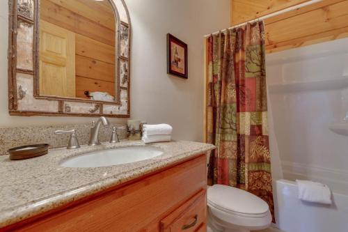 Bearly Heaven 2 Bedrooms Fireplace Hot Tub WiFi Pool Table Sleeps 8 - image 12