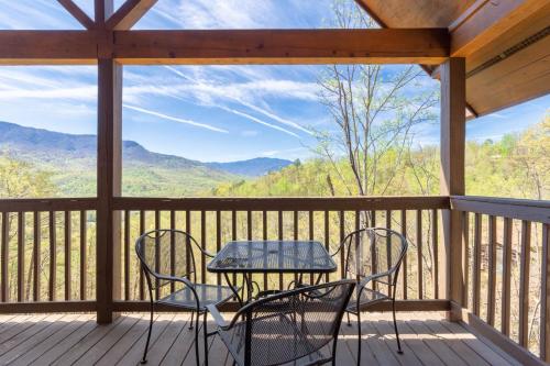 Bearly Heaven 2 Bedrooms Fireplace Hot Tub WiFi Pool Table Sleeps 8 - image 14