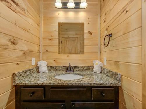 Fire in the Sky 5BRs New Build Hot Tub Pool Access Sleeps 12 - image 7