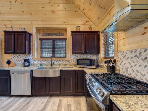 Fire in the Sky 5BRs New Build Hot Tub Pool Access Sleeps 12 - image 10