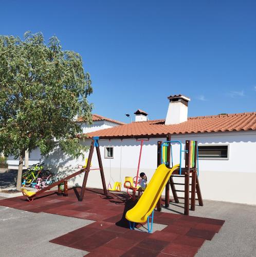 Parque infantil, Moradia gémea 2 em Herdade Santa Marta (Moradia gemea 2 em Herdade Santa Marta) in Monsanto