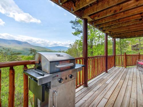 Edens View, 3 Bedrooms, Pool Table, Hot Tub, Pool Access, Views, Sleeps 6 in Gatlinburg, USA