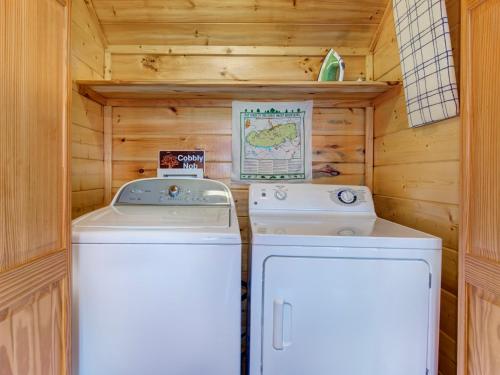 Eden's View 3 Bedrooms Pool Table Hot Tub Pool Access Views Sleeps 6 - image 3