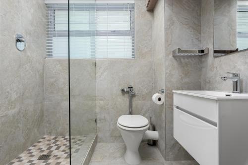 Bathroom, Cascades Apartments by Propr in Green Point