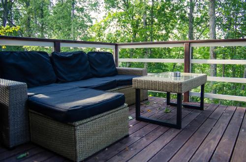 Strazdu Ligzda Off grid treehouse in Liepkalni
