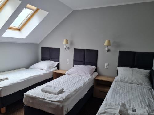 1 queen bed, 1 twin bed