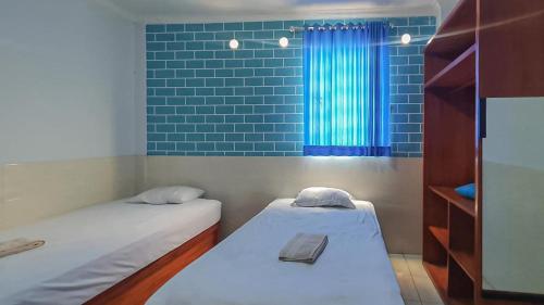 Twin Room image 3