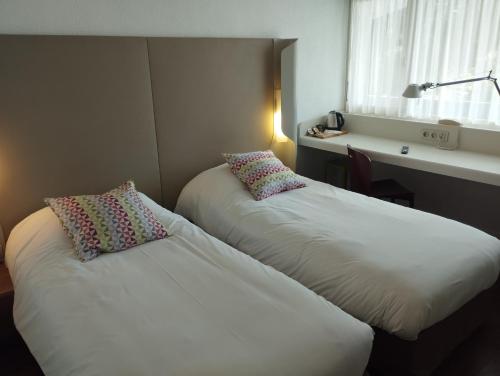 Standard Twin Room image 2