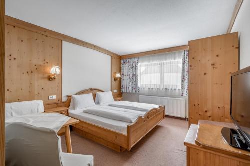 Deluxe Double Room (2 Adults + 1 Child)