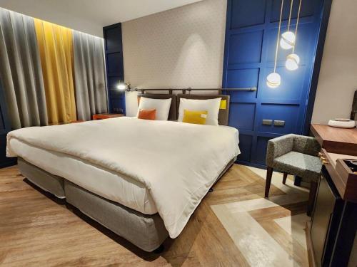 room detail thumbnail 1