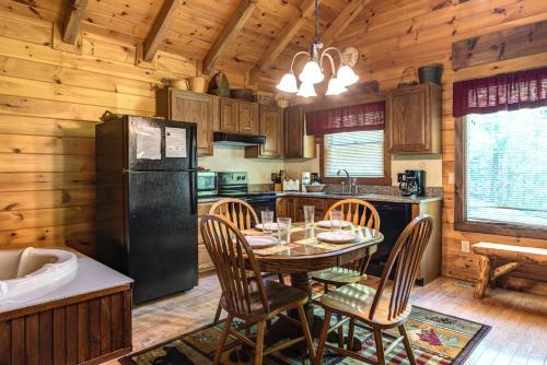 Fawn Cabin, 1 Bedroom, Sleeps 4, Hot Tub, Private, Pets, Gas Fireplace