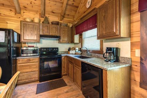 Fawn Cabin, 1 Bedroom, Sleeps 4, Hot Tub, Private, Pets, Gas Fireplace