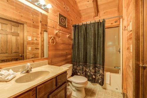 Fawn Cabin, 1 Bedroom, Sleeps 4, Hot Tub, Private, Pets, Gas Fireplace