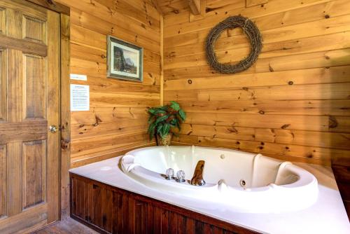 Fawn Cabin, 1 Bedroom, Sleeps 4, Hot Tub, Private, Pets, Gas Fireplace