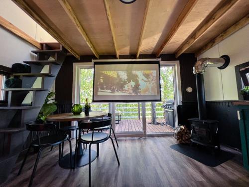 Strazdu Ligzda Off grid treehouse in Liepkalni