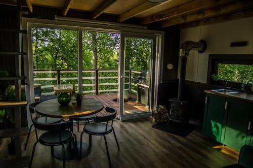 Strazdu Ligzda Off grid treehouse in Liepkalni