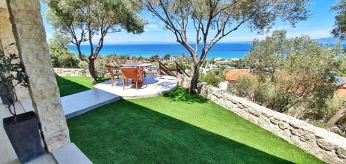  Bungalow White Tennis Apartments & Suites in Pefkochori