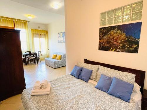 1 queen bed, 1 sofa bed