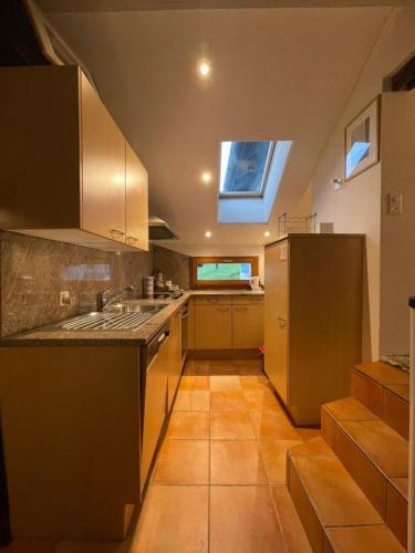 廚房, Santorini by Quokka 360 - Blue curtains in the Alps in 安索尼高