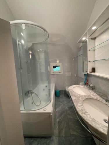 淋浴間, Santorini by Quokka 360 - Blue curtains in the Alps in 安索尼高