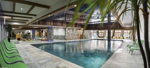 スイミングプール, résidence 4 étoiles (residence 4 etoiles) in ティニュ