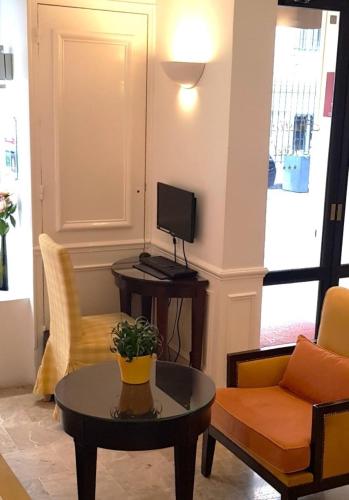 Austin's Arts Et Metiers Hotel - image 4