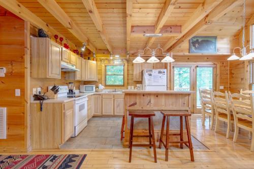 Gentle Ben’s Den 4 Bedrooms Pool Access Air Hockey WiFi Sleeps 12 - main image
