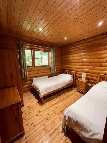 Solid Log Cabin With Private Hot Tub - Oak