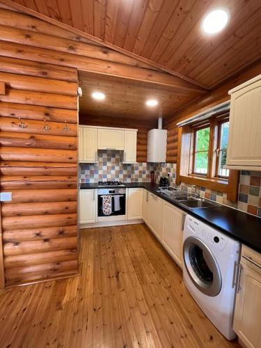 Solid Log Cabin With Private Hot Tub - Oak