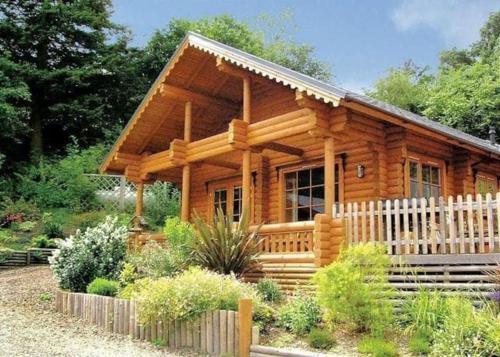 Solid Log Cabin With Private Hot Tub - Oak