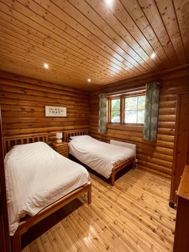 Solid Log Cabin With Private Hot Tub - Oak