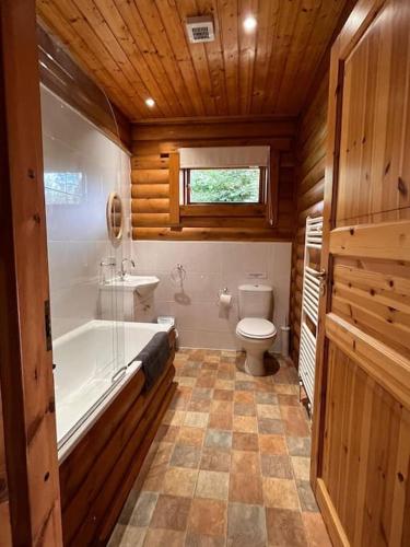 Solid Log Cabin With Private Hot Tub - Oak