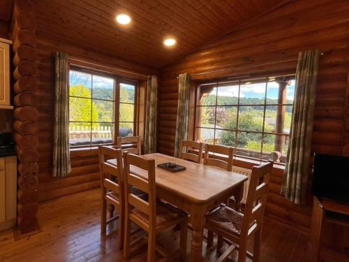 Solid Log Cabin With Private Hot Tub - Oak