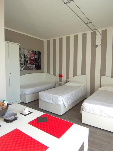 1 king bed, 2 twin beds