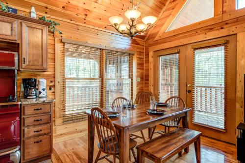 Hemlock Manor, 3 Bedrooms, Sleeps 10, WiFi, Game Room, Hot Tub, Fireplace