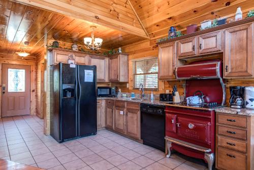 Hemlock Manor, 3 Bedrooms, Sleeps 10, WiFi, Game Room, Hot Tub, Fireplace in Gatlinburg, USA