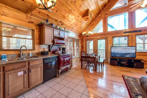 Hemlock Manor, 3 Bedrooms, Sleeps 10, WiFi, Game Room, Hot Tub, Fireplace in Gatlinburg, USA