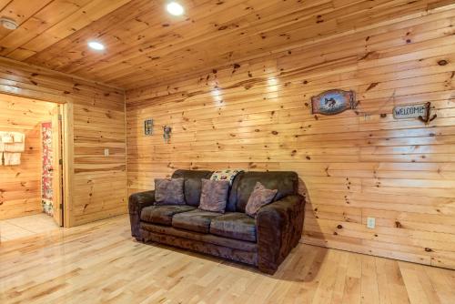 Hemlock Manor, 3 Bedrooms, Sleeps 10, WiFi, Game Room, Hot Tub, Fireplace in Gatlinburg, USA