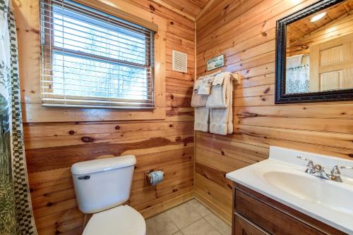 Hemlock Manor, 3 Bedrooms, Sleeps 10, WiFi, Game Room, Hot Tub, Fireplace in Gatlinburg, USA