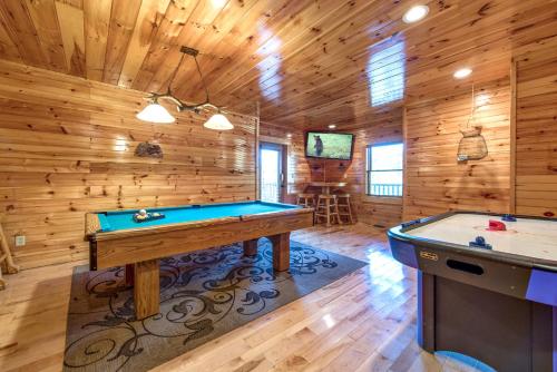 Hemlock Manor 3 Bedrooms Sleeps 10 WiFi Game Room Hot Tub Fireplace - image 8