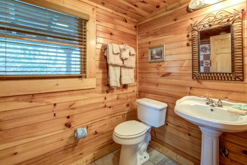 Hemlock Manor 3 Bedrooms Sleeps 10 WiFi Game Room Hot Tub Fireplace - image 14