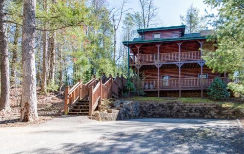 Hemlock Manor 3 Bedrooms Sleeps 10 WiFi Game Room Hot Tub Fireplace - image 2