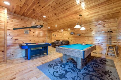 Hemlock Manor 3 Bedrooms Sleeps 10 WiFi Game Room Hot Tub Fireplace - image 6